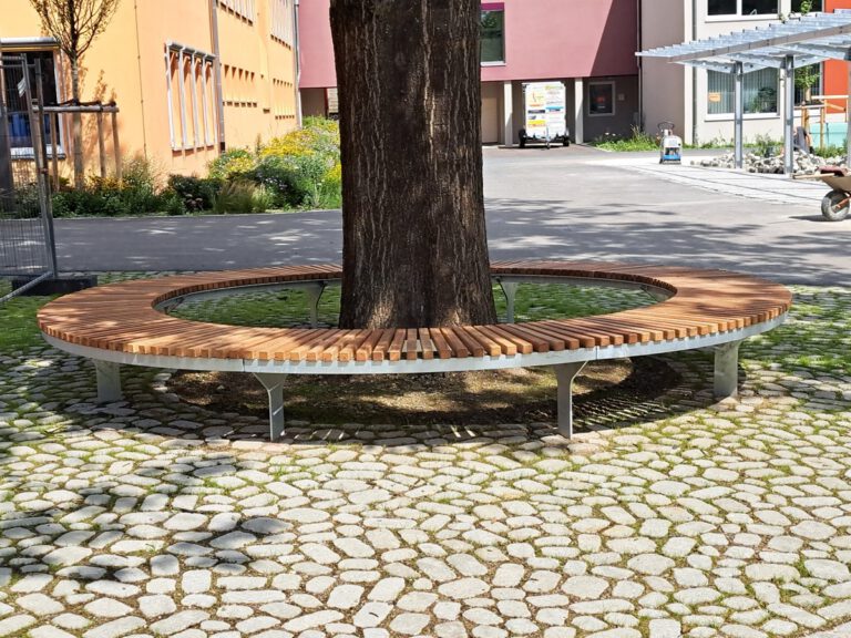 Sitzinsel und Bank um einen Baum auf einem öffentlichenPlatz. Stadtmöbel