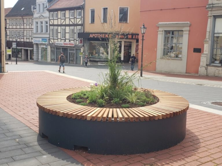 Sitzinsel und Pflanzkübel öffentlicher Platz. Stadtmöbel