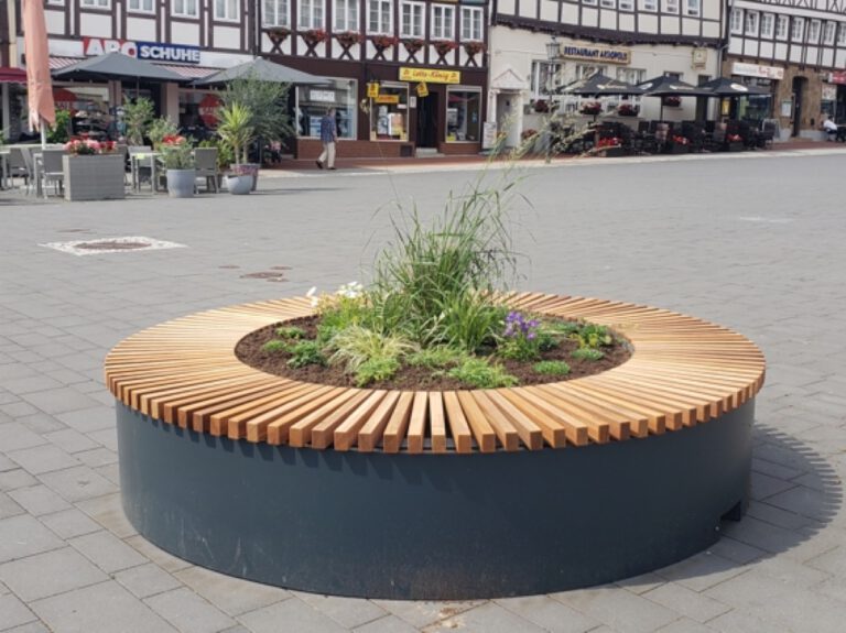 Sitzinsel und Pflanzkübel öffentlicher Platz. Stadtmöbel