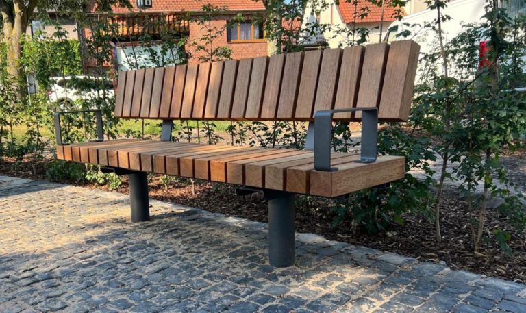 Sitzbank in einem Park oder an einem Spielplatz. Stadtmöbel von bas mobiliar.