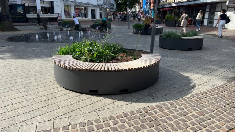 Sitzinsel und Pflanzkübel öffentlicher Platz. Stadtmöbel